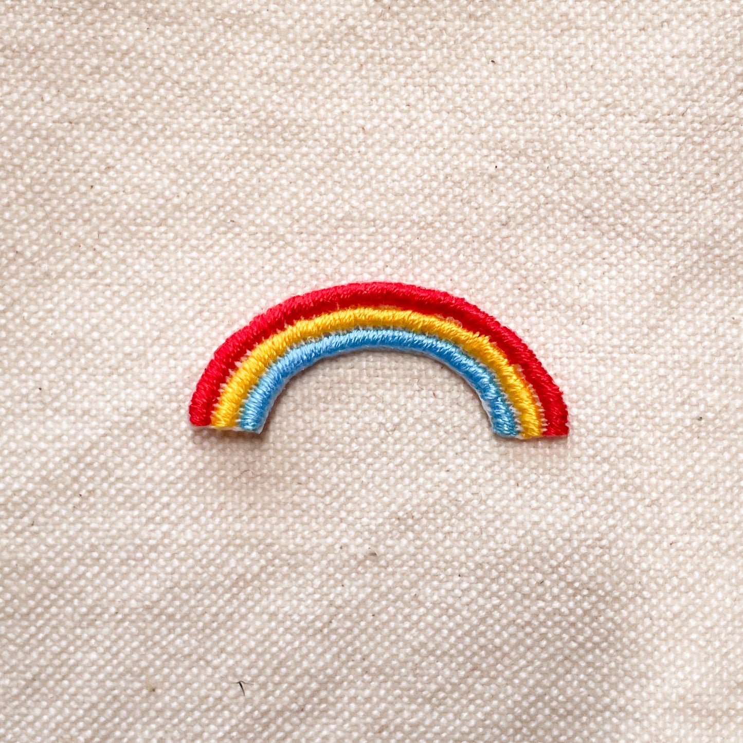 レインボー 虹のミニ刺繍アイロンワッペン　アップリケ