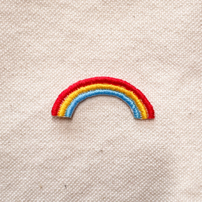 レインボー 虹のミニ刺繍アイロンワッペン　アップリケ