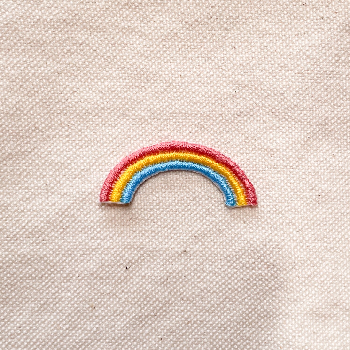 レインボー 虹のミニ刺繍アイロンワッペン　アップリケ