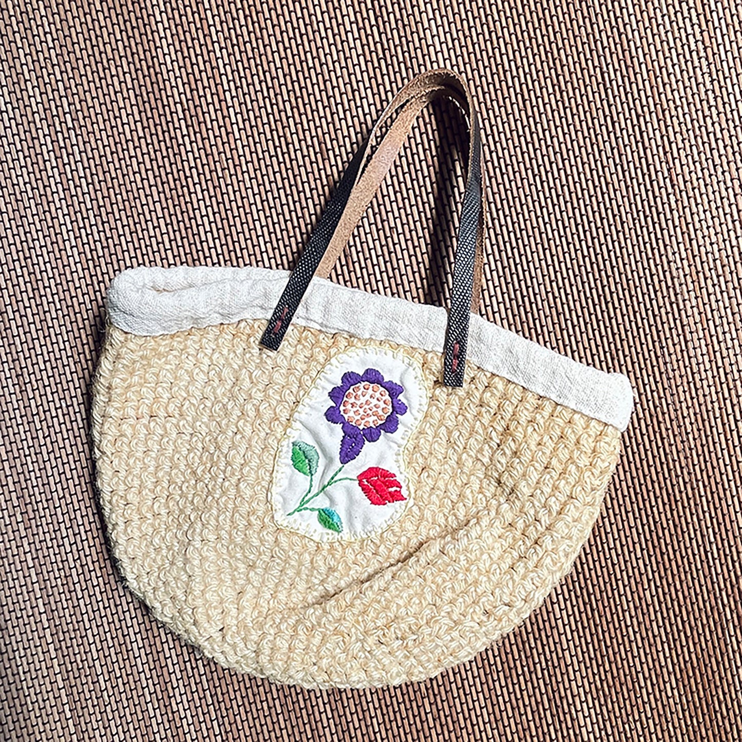 手編みクロッシェ　ハンドバッグ　手縫い刺繍ワッペン　