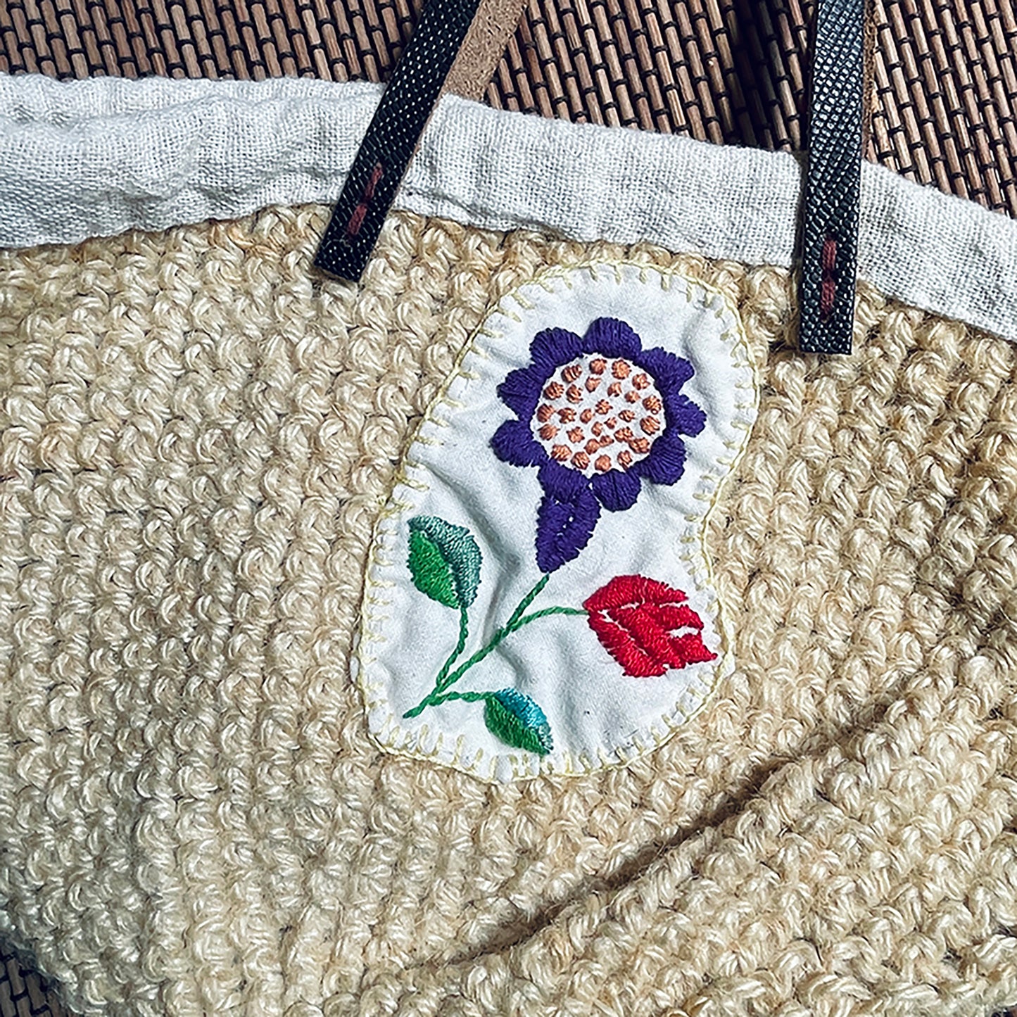 手編みクロッシェ　ハンドバッグ　手縫い刺繍ワッペン　