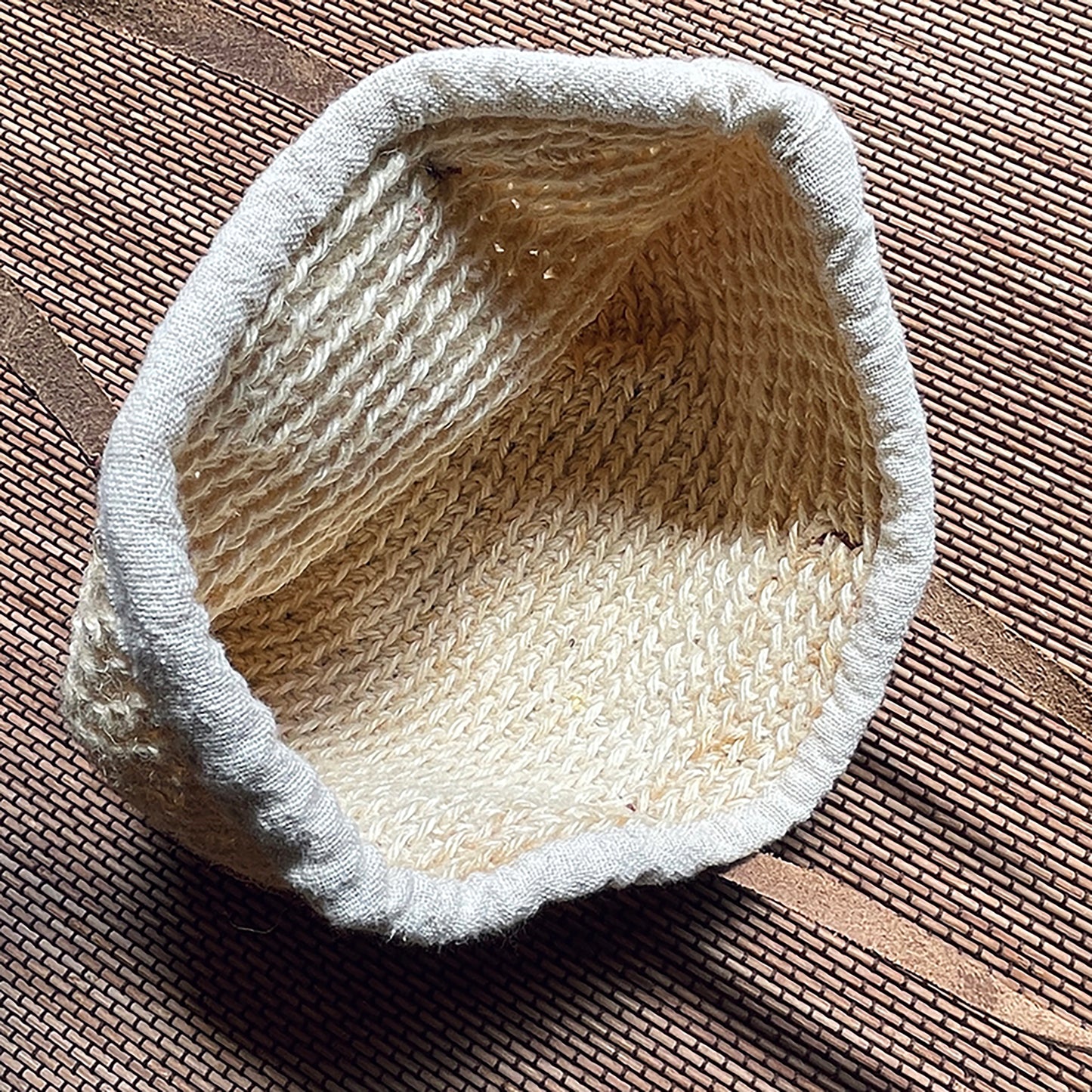 手編みクロッシェ　ハンドバッグ　手縫い刺繍ワッペン　