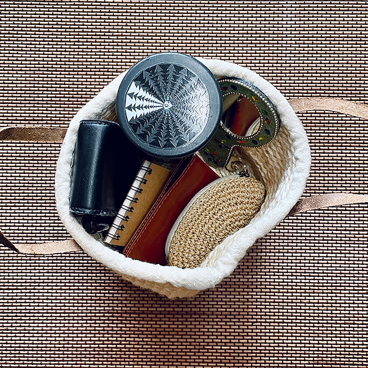 手編みクロッシェ　ハンドバッグ　手縫い刺繍ワッペン　